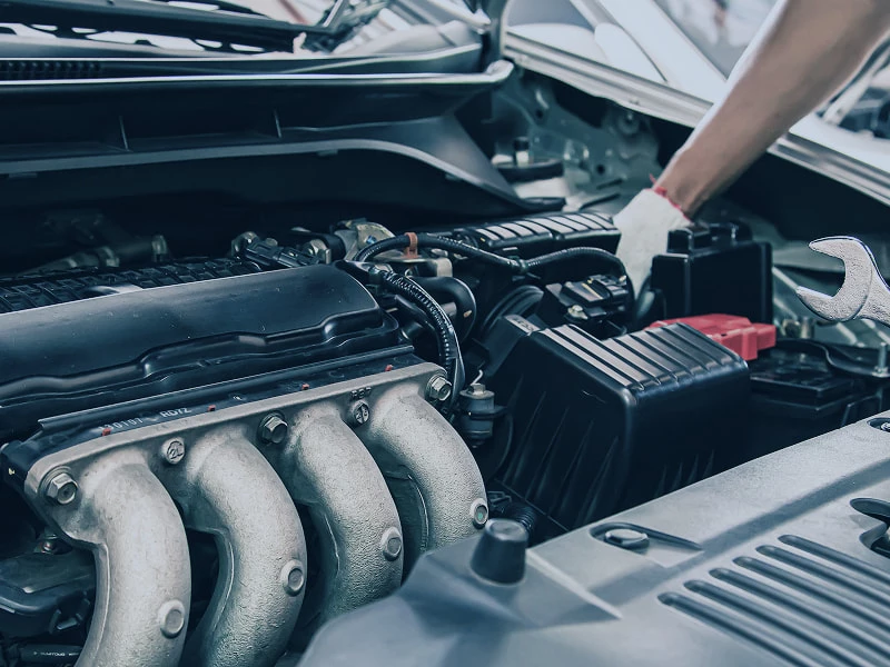 自動車のエンジンルーム