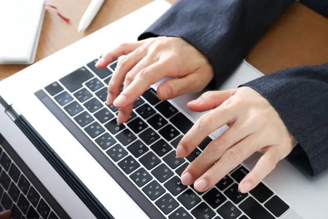 在宅ワーク中の女性